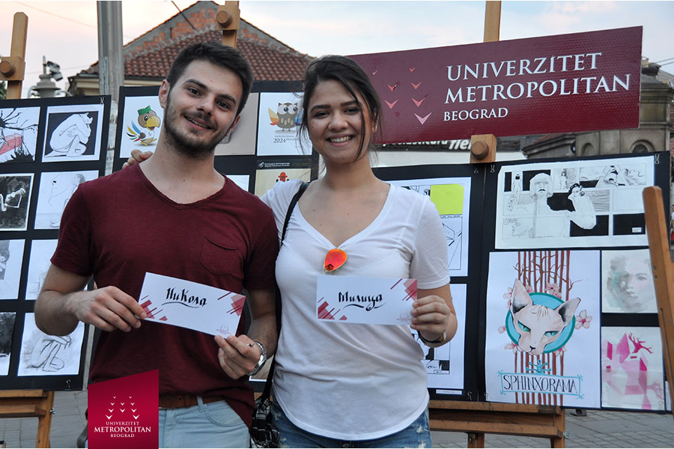 Studenti Fakulteta digitalnih umetnosti  organizovali su izložbu na otvorenom ispred tržnog centra “Kalča” u okviru projekta „#studiram“