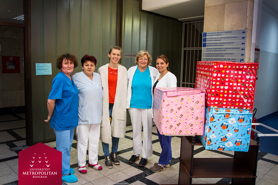 Univerzitet Metropolitan poklonio 100 novih posteljina porodilištu KBC Zvezdara